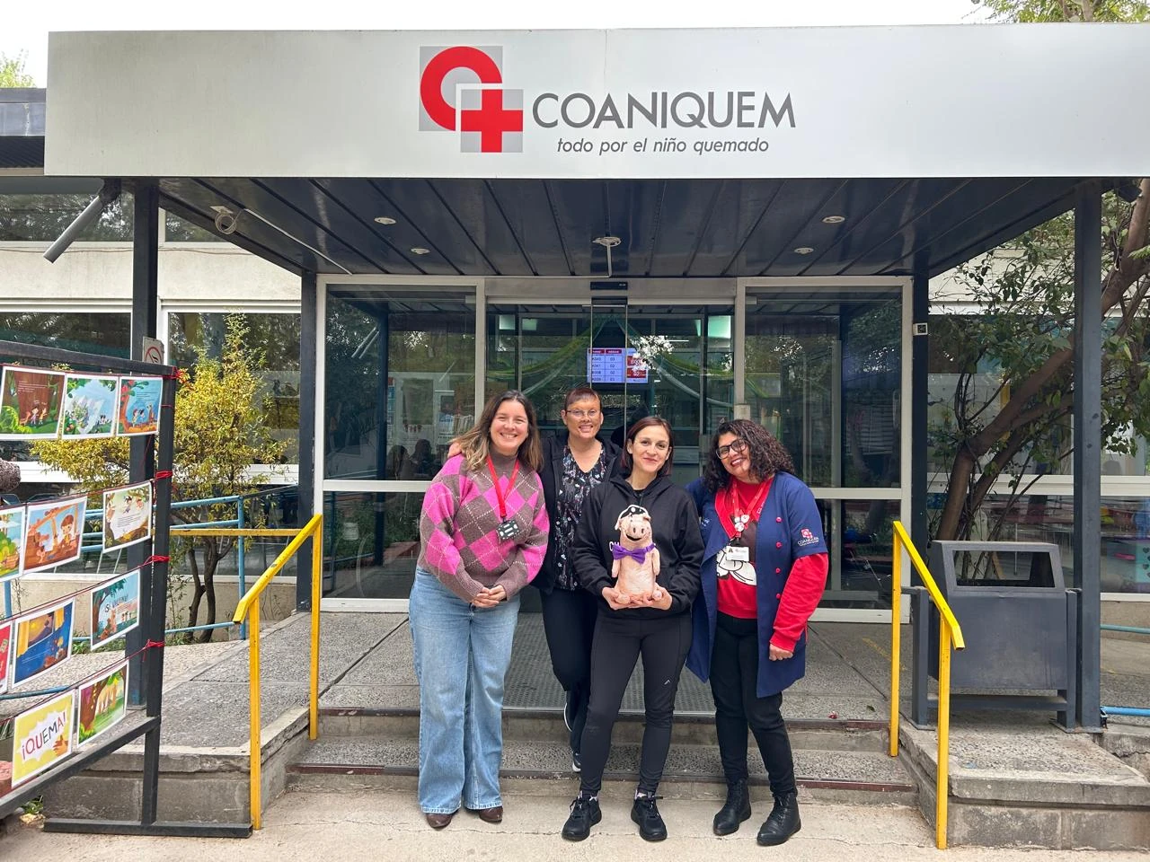 Integrantes de la comunidad de Cuenteros Chile en la entrada de COANIQUEM