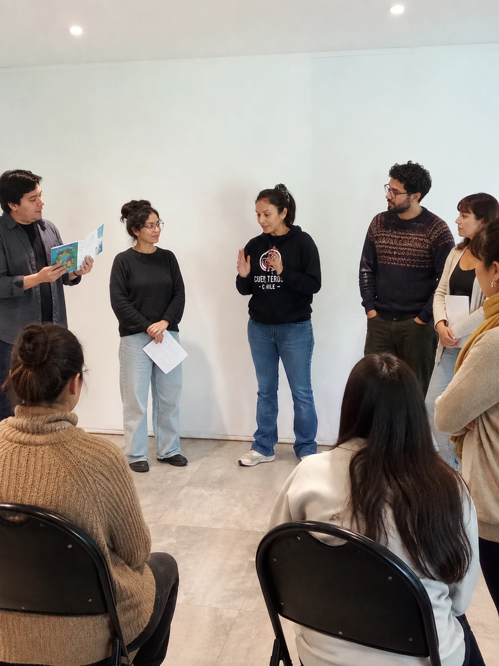 Participantes de un taller presencial practicando narración oral junto a Carolina Bravo